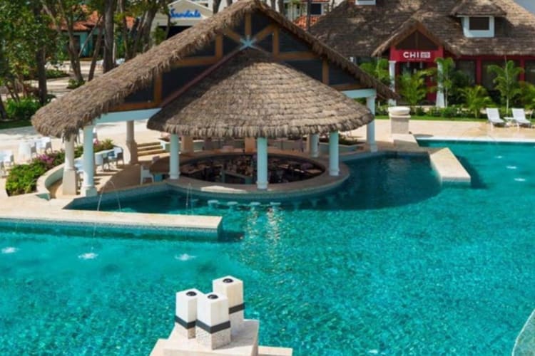 Swim up pool bar